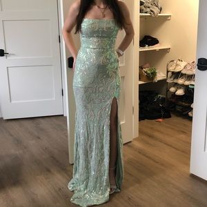 Windsor Edlyn Mermaid style prom dress size 0